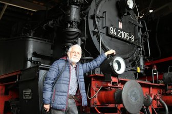 Erzgebirger wollen mit Dampflok-Unikat bei der Kulturhauptstadt mitmachen - Axel Schlenkrich steht an der Tenderlok, die Kulisse für eine Kulturhauptstadt-Lesung werden könnte.