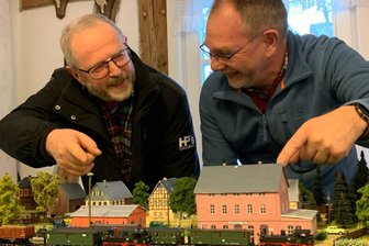 Erzgebirger zeigt im Heimatmuseum Schönheide ganz besondere Modellbahnanlage - Andy Hammig (rechts) zeigt Besucher Hans-Dieter Lenk seine Modellbahnanlage.