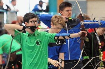 Erzgebirger zielen ganz genau - Simon Göhler (l., SV Schlettau) war einer von 90 Bogenschützen, die in der Silberlandhalle um die Landesmeistertitel kämpften. Mit dem Recurve-Bogen durfte er sich über die Silbermedaille freuen.