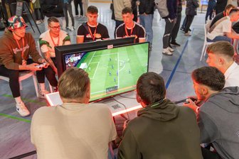 Erzgebirger zocken Fußball um Pokal und Kohle - Insgesamt waren beim ersten E-Sports-Cup des Erzgebirgskreises 33 Zweierteams am Start – aus dem gesamten Erzgebirge.