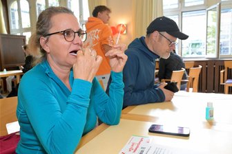Erzgebirgerin an Leukämie erkrankt: Freunde organisieren große Typisierungsaktion - Ines Sichert aus Schneeberg hat sich am Wochenende im Gesundheitszentrum bei der DKMS registrieren lassen.