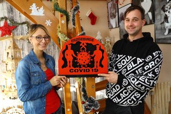 Nicki Hertzsch aus Sehma hat einen Corona-Schwibbogen für ihren Mann gestaltet.