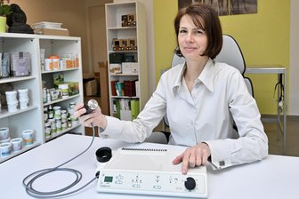 Erzgebirgerin eröffnet neue Tierheilpraxis – was können Kunden erwarten? - Yvette Bartels, Inhaberin der Tierheilpraxis Bartels, in ihren neuen Praxisräumen in Lugau vor einem therapeutischen Ultraschallgerät.