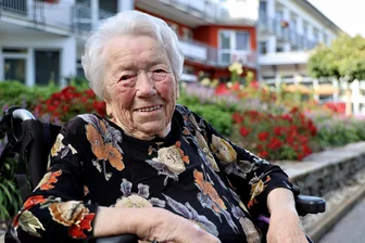 Erzgebirgerin feiert 101. Geburtstag: Singen und Schauspiel halten jung - Marianne Kreißl genießt die warme Herbstsonne vorm Wohnpark in Frohnau.