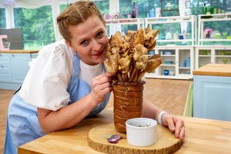 Erzgebirgerin geht bei Sat.1-Show „Das großen Backen“ mit roter Siegerschürze an Start - Auf so eine Idee muss man erst einmal kommen: Mit ihrem Brot-Blumenstrauß hat Sibylle Blei bei der Show „Das große Backen“ alle überrascht.