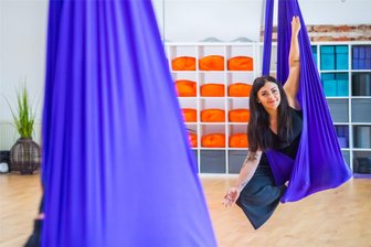 Erzgebirgerin schließt Poledance-Studio – und geht stattdessen mit Yoga in die Luft - Sophie Müller aus Raschau beim Aerial Yoga.