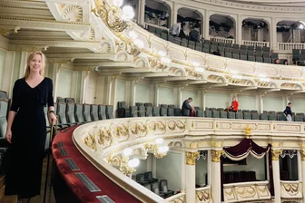 Erzgebirgerin und ihr glitzernder Traum: Beim 100. Semperopernball wie eine Prinzessin fühlen - Tina Peter aus Annaberg-Buchholz hatte einen aufregenden vierten Advent. Sie war am Samstag zur Anprobe ihres maßgefertigten Ballkleides für den Semperopernball 2025. Die 23-Jährige ist offenbar die einzige Debütantin aus dem Erzgebirge.