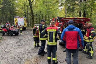 Erzgebirgerin verschwindet beim Pilzesuchen: Großeinsatz im Wald - Am Rundteil in Grünhain haben die Einsatzkräfte ihre Leitstelle eingerichtet. Auch mit Quads suchten sie nach der Vermissten.