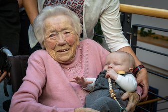 Erzgebirgerin wird 103 Jahre alt und feiert mit Ur-Ur-Enkel - Marianne Kreißl mit ihrem 10 Wochen alten Ur-Ur-Enkel Henry. Die beiden trennen 103 Lebensjahre.