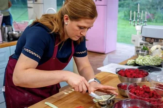 Erzgebirgerin wird beim „Großen Backen“ als heimliche Favoritin gehandelt - Voll fokussiert, auf perfekte Umsetzung bedacht, hat Sibylle Blei an ihrer „Himberry-Lady“ gearbeitet.