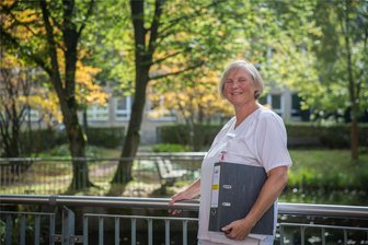 Erzgebirgerin zwischen Unfall, Traumergebnis und Klinikalltag - Iris Rötzsch vom Haus Stollberg des Erzgebirgsklinikums hat an der Berufsfachschule für Pflegeberufe und Sozialwesen Chemnitz zur Krankenpflegehelferin umgeschult und mit einem rekordverdächtigen Ergebnis abgeschlossen.