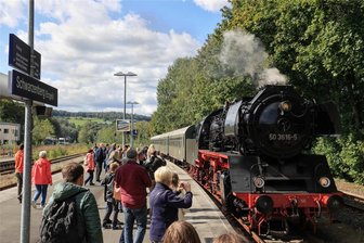 Erzgebirgische Aussichtsbahn rollt auch 2024 – Verein Sächsischer Eisenbahnfreunde hofft auf Partner - „Mit Volldampf in die Zukunft“, so das Motto für das zweite diesjährige Fahrtwochenende der Erzgebirgischen Aussichtsbahn. Hier der von der Dampflok 50 3616 gezogene Zug vor der zweiten Fahrt am Samstag von Schwarzenberg nach Annaberg-Buchholz.