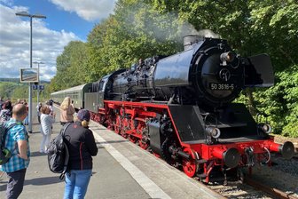 Erzgebirgische Aussichtsbahn: Sächsische Eisenbahnfreunde übernehmen die Organisation - Die Dampflok 50 3616 des Vereins Sächsischer Eisenbahnfreunde zieht den Museumszug in diesem Jahr auch bei mehreren Fahrten der Erzgebirgischen Aussichtsbahn zwischen Schwarzenberg und Annaberg-Buchholz.