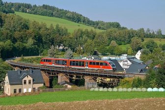 Erzgebirgische Aussichtsbahn: Totalausfall 2021 lässt Gutschein-Stau anwachsen - Am bisher letzten Fahrtwochenende der Erzgebirgischen Aussichtsbahn im August 2020 - hier am Sportgelände in Markersbach - kam ein moderner Triebwagen (BR 642) der Erzgebirgsbahn zum Einsatz.