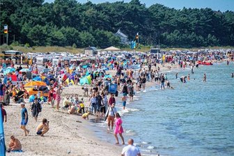 Erzgebirgische Familien wegen Inflation im Urlaubsfrust: Tipps für geschmälerte Urlaubskassen - Zahlreiche Deutsche suchen das Badevergnügen jeden Sommer im Inland, hier zu sehen ein Strand an der Ostsee.
