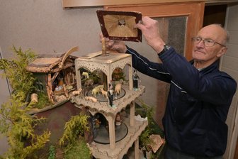 Erzgebirgische Familiengeschichte in einem einzigartigen Weihnachtsberg verewigt - Der Schneeberger Jürgen Althof hat einen einzigartigen historischen Weihnachtsberg mit Pyramide.