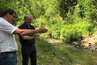 Erzgebirgische Flüsse bekommen ihr altes Bett zurück - Frank Hunger (l.) und Tobias Mehnert sehen ein Jahr nach dem Rückbau, wie sich die Natur erholt hat.