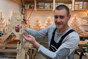 „Erzgebirgische Holzkunst geht krachen“: Kleiner Hersteller kämpft ums Überleben - Mirco Dost in seiner Holzkunstwerkstatt in Streckewalde. Die in Form einer Fichte gestalteten Schwibbögen sind sein Aushängeschild.