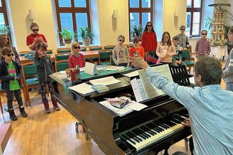 Erzgebirgische Kantoren erzählen mit Kindern die Geschichte vom verlorenen Sohn - Im Gemeindesaal in Lößnitz wurde am Freitag für die Aufführung des Kindermusicals "Der verlorene Sohn" am Sonntag geprobt. Am Klavier der Auer Kantor Detlev Küttler. 