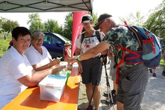 Erzgebirgische Liedertour um den Kuhberg: Mit Rucksack, Wanderstöcken und einem Lied auf den Lippen - Andrea Schwalbe und Matthias Liebold (rechts)schrieben sich bei Silke Hunger (vorn links) und Ina Amrhein ein.