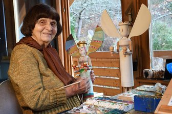 Erzgebirgische Meisterschülerin Hegenbarths feiert 100. Geburtstag - Traute Gruner bemalt einen erzgebirgischen Lichtengel. Immer in der Adventszeit erinnerte sie das an ihre alte Heimat. Foto: Maria Hopp/Archiv