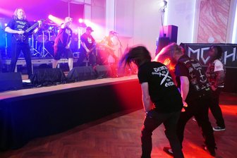 Erzgebirgische Metal-Fans entdecken neue Location in Wolkenstein für sich - Hier lassen sich die Fans vor der Bühne von den Liedern der Zwickauer Moshquitos mitreißen.