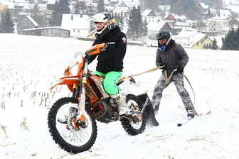 Erzgebirgische Motorsportler lassen alte Tradition neu aufleben - Motorradfahrer Hannes Graupner aus Schlettau und Hänger Heiko Bein aus Tannenberg belegten Platz 4.