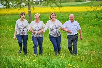 Erzgebirgische Musik ohne Grenzen: „Die blinden Hühner“ präsentieren ihre erste CD - "Die blinden Hühner" sind (von links) Birgit Kaiser, Gabriela Blechschmidt, Heike Gratz mit Winfried Blechschmidt.
