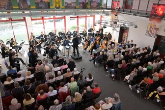 Erzgebirgische Philharmonie Aue spielt in Lugau vor ausverkauftem Haus - Die Erzgebirgische Philharmonie Aue hat in der Mehrzweckhalle am Bahnhof in Lugau gespielt.