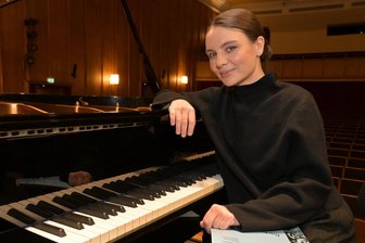 Erzgebirgische Philharmonie beeindruckt mit Rachmaninow und Tschaikowski im Auer Kulturhaus - Klaviersolistin Kateryna Titova begeisterte im Auer Kulturhaus.