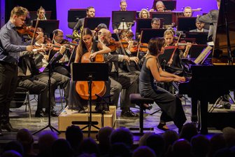 Erzgebirgische Philharmonie: Schweizer Trio Toth begeistert Publikum - Anatol Toth (Violine), Anouk Toth (Violoncello) und Manoush Toth (Klavier) konzertierten mit der Erzgebirgischen Philharmonie Aue. 