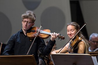 Erzgebirgische Philharmonie verzaubert Aue und Annaberg-Buchholz - Michael Foršt und Tereza Horáková sind die Solisten beim 6. Philharmonischen Konzert.