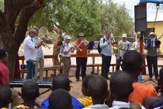 Erzgebirgische Posaunisten zu Besuch in Tansania - Bei dem Besuch von Kindergarten und Schule in Magadin wurde gemeinsam musiziert.