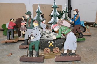 Erzgebirgische Pyramiden: Warum die Eibenstocker Schnitzer bei der in Wildenthal die Hände heben - Die sogenannten Umbreit-Schnitzfiguren sind im Eibenstocker Bauhof gelagert. Sie sollen so weit hergerichtet werden, dass sie für die Weihnachtszeit noch einmal auf die Pyramide in Wildenthal kommen können.