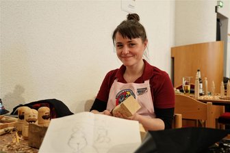 Erzgebirgische Schnitzertage: Ein Klischee muss korrigiert werden - Sie schnitzt gern außergewöhnliche Sachen: Luisa Reichert vom Schnitz- und Klöppelverein Thum.