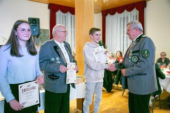 Erzgebirgische Schützen ehren ihre Besten  an den Greifensteinen bei Ehrenfriedersdorf - Die Talente Lilly Lange und Luca Zaharanski mit ihrem Trainer Peter Schneider sowie Kreisschützenmeister Frank Wachter (r.).