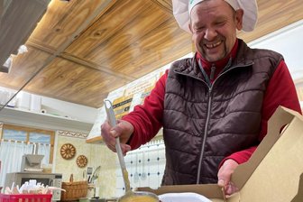 Erzgebirgische Spezialitäten "to go" oder "zen mietnamme" - Buschmanns Mitarbeiter Frank Jahn spürt, dass den meisten Menschen aufgrund der Sorgen der Appetit längst vergangen ist. "Durchhalten", sagt er und schenkt dennoch jedem ein Lächeln. 