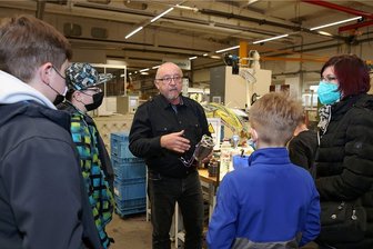 Erzgebirgische Unternehmen öffnen wieder ihre Türen - Steffen Gräßler (M.) führte die interessierten Gäste durch die Produktionshallen des Elektromotorenwerks Grünhain. 