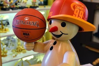 Erzgebirgische Volkskunst trifft auf Basketball: Nino und die Niners - Das ist der große Basketballer, 65 Zentimer hoch. Der steht nun in der Geschäftsstelle der Niners und darf am Samstag zum Heimspiel in die Arena.