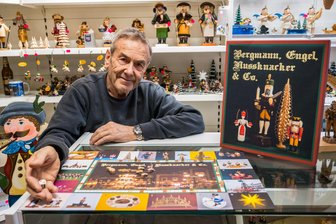 Erzgebirgische Weihnachtsbräuche spielerisch entdecken: Erfindung eines Zwönitzers macht‘s möglich - Gottfried Thiermann aus Zwönitz hat mit „Bergmann, Engel, Nussknacker & Co.“ entwickelt, das die erzgebirgischen Bräuche weitergibt.