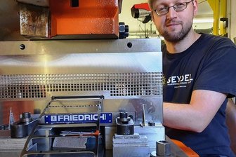 Erzgebirgische Werkzeuge für die Seydel-Mundharmonikas - Michael Konrad ist in der Klingenthaler Mundharmonika-Manufaktur für den Einbau der Werkzeuge und die Fertigung der Schalldeckel für die Instrumente verantwortlich.