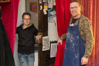 Erzgebirgischer Adventskalender: Auf Entdeckertour hinter Annaberger Türen - Auch sie haben für den Adventskalender ihre Gewölbetür geöffnet: Tina Röder und Alexander Müller-Leichsner.