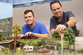 Erzgebirgischer Modellbahnverein feiert Jubiläum - Silvio (l.) und Andreas Seyfert sind die „Landschaftsgestalter“ des Vereins.
