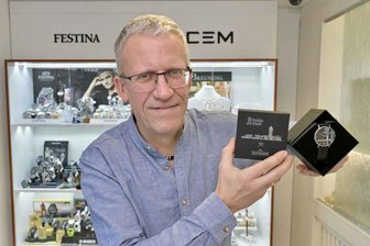 Erzgebirgisches Erfolgsrezept für Uhren – Limitierte Schmuckstücke mit Lokalkolorit - Uhrmacher Andreas Dietz mit seiner neuen, speziellen Uhr, die jüngst in kleiner Auflage erschien.