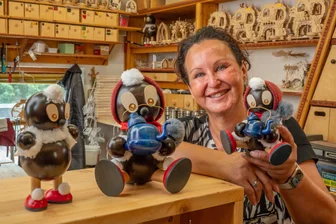 Yvonne Buschmann hatte die Idee eines Räuchermännchens in Form von Pittiplatsch, dem frechen Kobold aus dem Sandmännchen-Kosmos. Der Rauch kommt aus der Kaffeekanne. Die Figur bekommt nun den "Freie-Presse"-Leserpreis des Wettbewerbs "Tradition und Form". 