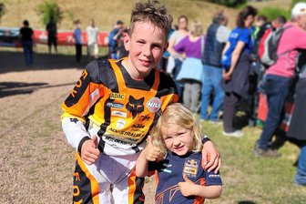 Erzgebirgisches Motocross-Talent will auch 2026 hoch hinaus - Auch am traditionsreichen Motocross in Lugau nahm Oskar Walter – hier mit Schwester Hanna – im vergangenen Jahr teil.