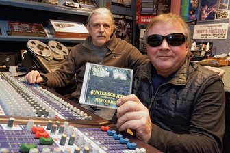 Erzgebirgisches Urgestein veröffentlicht neue CD - Gunter Schulze (vorn) mit seinem Toningenieur und Zwiebelsortierer Stephan Süß in dessen Heimstudio. Das hinten links, liebe Kids, ist übrigens kein Aufnahmecomputer, sondern eine analoge Bandmaschine.