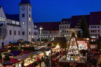 Erzgebirgs-Bürgermeister sehen Weihnachtsmärkte in Gefahr - Der Freiberger Christmarkt im vergangenen Jahr. Die Stadt hält derzeit an dem Weihnachtsmarkt fest; er soll an mehreren Standorten stattfinden.Foto: Eckardt Mildner/Archiv