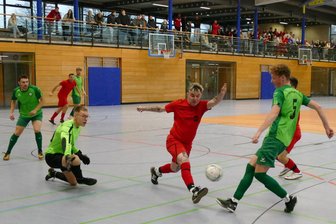 Erzgebirgs-Hallencup beginnt mit einer Überraschung - Die in Rot gekleideten Gornauer schnappten dem FSV Krumhermersdorf (grüne Trikots) den 2. Platz vor der Nase weg.