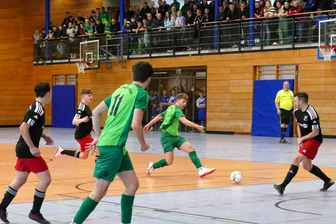 Erzgebirgs-Hallencup: Dittmannsdorf und Krumhermersdorf lösen die letzten beiden Finaltickets - Vor prall gefüllter Tribüne zeigten Robin Jacob (am Ball) und seine Teamkollegen vom FSV Krumhermersdorf - wie hier beim 7:3-Sieg gegen Germania Gornau - eine starke Leistung.
